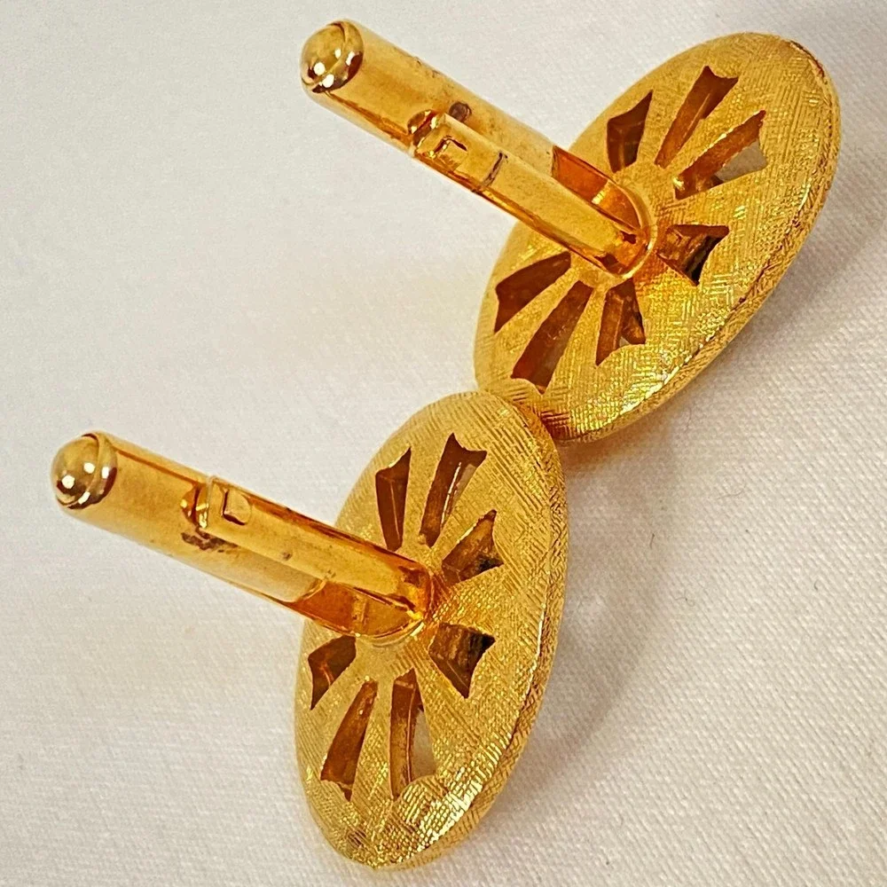 💎Cuff Links Mens Brushed Gold Tone Metal Setting Central Green Stone